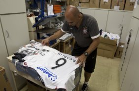 O roupeiro Edizio de Almeida prepara a camisa que Roberto Carlos, ex-jogador do Fenerbahce da Turquia, usara como o novo contratado do Corinthians