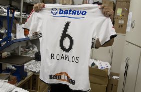 O roupeiro Edizio de Almeida prepara a camisa que Roberto Carlos, ex-jogador do Fenerbahce da Turquia, usara como o novo contratado do Corinthians