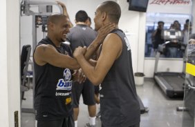 O time do Corinthians se representou hoje a tarde no Parque So Jorge, iniciando a preparao para o ano de 2010; Na foto, Roberto Carlos e Dentinho