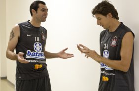 O time do Corinthians se representou hoje a tarde no Parque São Jorge, iniciando a preparação para o ano de 2010; Na foto, Danilo e Tcheco, dois novos contratados