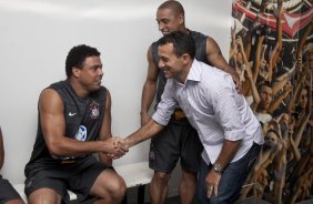 O time do Corinthians se representou hoje a tarde no Parque So Jorge, iniciando a preparao para o ano de 2010; Na foto; Ronaldo cumprimenta Iarley, com Roberto Carlos, atras