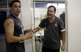 O time do Corinthians se representou hoje a tarde no Parque São Jorge, iniciando a preparação para o ano de 2010; Na foto, Chicão e o médico Dr Paulo de Faria