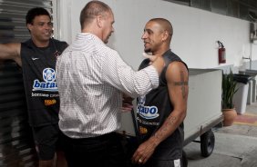 O time do Corinthians se representou hoje a tarde no Parque So Jorge, iniciando a preparao para o ano de 2010; Na foto; Ronaldo; Mano Menezes e Roberto Carlos