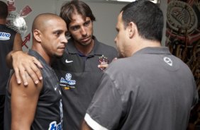 O time do Corinthians se representou hoje a tarde no Parque São Jorge, iniciando a preparação para o ano de 2010; Na foto, Roberto Carlos; o fisiologista Daniel Portella e o médico, Dr. Paulo de Faria