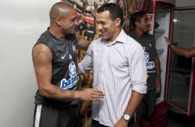 O time do Corinthians se representou hoje a tarde no Parque São Jorge, iniciando a preparação para o ano de 2010; Na foto, Roberto Carlos e Iarley