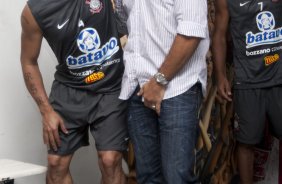 O time do Corinthians se representou hoje a tarde no Parque São Jorge, iniciando a preparação para o ano de 2010; Na foto, Roberto Carlos e Iarley