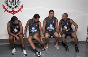 O time do Corinthians se representou hoje a tarde no Parque So Jorge, iniciando a preparao para o ano de 2010; Na foto; William; Edu Gaspar; Ronaldo e Roberto Carlos