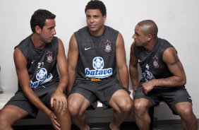 O time do Corinthians se representou hoje a tarde no Parque São Jorge, iniciando a preparação para o ano de 2010; Na foto; Edu Gaspar; Ronaldo e Roberto Carlos