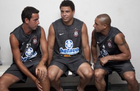 O time do Corinthians se representou hoje a tarde no Parque So Jorge, iniciando a preparao para o ano de 2010; Na foto; Edu Gaspar; Ronaldo e Roberto Carlos