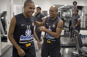 O time do Corinthians se representou hoje a tarde no Parque So Jorge, iniciando a preparao para o ano de 2010; Na foto, Dentinho e Roberto Carlos
