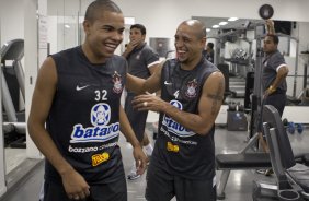 O time do Corinthians se representou hoje a tarde no Parque São Jorge, iniciando a preparação para o ano de 2010; Na foto, Dentinho e Roberto Carlos