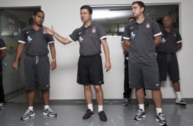 O time do Corinthians se representou hoje a tarde no Parque São Jorge, iniciando a preparação para o ano de 2010; Na foto, o preparador físico Walmir Cruz(c) apresenta o novo fisioterapeuta Caio Mello(e) e o auxiliar de preparação fisica, Luiz Claudio Lula da Silva, filho do presidente do Brasil, Luiz Inacio Lula da Silva