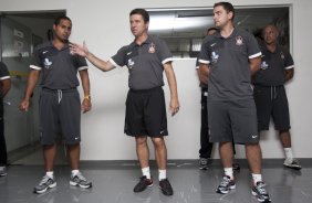 O time do Corinthians se representou hoje a tarde no Parque So Jorge, iniciando a preparao para o ano de 2010; Na foto, o preparador fsico Walmir Cruz(c) apresenta o novo fisioterapeuta Caio Mello(e) e o auxiliar de preparao fisica, Luiz Claudio Lula da Silva, filho do presidente do Brasil, Luiz Inacio Lula da Silva