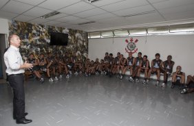 O time do Corinthians se representou hoje a tarde no Parque So Jorge, iniciando a preparao para o ano de 2010; Na foto o tcnico Mano Menezes conversa com o elenco de jogadores