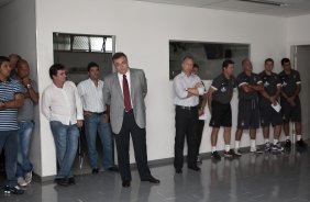 O time do Corinthians se representou hoje a tarde no Parque So Jorge, iniciando a preparao para o ano de 2010; Na foto, o diretor Mario Gobbi, ao lado do presidente Andres Sanchez(e) e do tcnico Mano Menezes, conversa com os jogadores