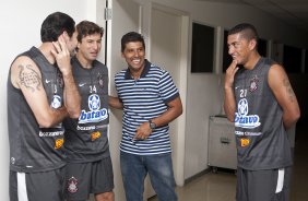 O time do Corinthians se representou hoje a tarde no Parque So Jorge, iniciando a preparao para o ano de 2010;Na foto, o auxiliar de Mano Menezes, Sidney Lobo(c) conversa com os recem-chegados Danilo(e); Tcheco e Ralf(d)