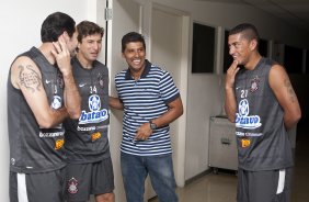 O time do Corinthians se representou hoje a tarde no Parque São Jorge, iniciando a preparação para o ano de 2010;Na foto, o auxiliar de Mano Menezes, Sidney Lobo(c) conversa com os recem-chegados Danilo(e); Tcheco e Ralf(d)