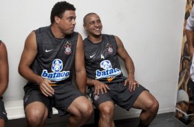 O time do Corinthians se representou hoje a tarde no Parque São Jorge, iniciando a preparação para o ano de 2010; Na foto, Ronaldo e Roberto Carlos