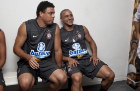 O time do Corinthians se representou hoje a tarde no Parque So Jorge, iniciando a preparao para o ano de 2010; Na foto, Ronaldo e Roberto Carlos