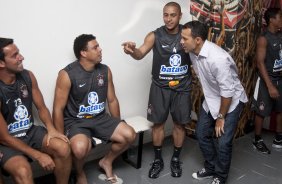 O time do Corinthians se representou hoje a tarde no Parque So Jorge, iniciando a preparao para o ano de 2010; Na foto, Edu Gaspar; Ronaldo; Roberto Carlos e Iarley