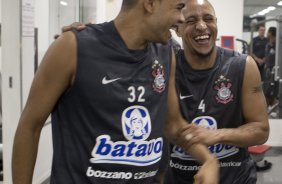 O time do Corinthians se representou hoje a tarde no Parque São Jorge, iniciando a preparação para o ano de 2010; Na foto, Dentinho e Roberto Carlos