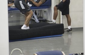 Bruno Octavio(e); Escudero, deitado, e o fisioterapeuta Paulo Vieira durante o treino do Corinthians realizado esta tarde no Parque So Jorge; O primeiro jogo do time ser um amistoso internacional dia 14 de janeiro, contra o Huracan, da Argentina, no Pacaembu