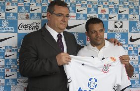 O atacante Iarley, ao lado do diretor de futebol Mario Gobbi, foi apresentado como no reforco aps o treino do Corinthians realizado esta manh no Parque So Jorge; O primeiro jogo do time ser um amistoso internacional dia 14 de janeiro, contra o Huracan, da Argentina, no Pacaembu