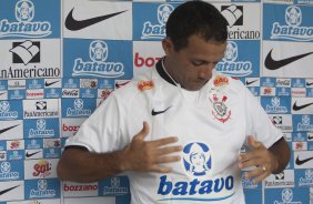 O atacante Iarley foi apresentado como no reforco aps o treino do Corinthians realizado esta manh no Parque So Jorge; O primeiro jogo do time ser um amistoso internacional dia 14 de janeiro, contra o Huracan, da Argentina, no Pacaembu