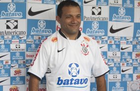 O atacante Iarley foi apresentado como no reforco aps o treino do Corinthians realizado esta manh no Parque So Jorge; O primeiro jogo do time ser um amistoso internacional dia 14 de janeiro, contra o Huracan, da Argentina, no Pacaembu