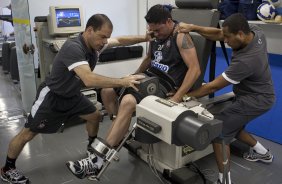 Os fisioterapeutas Jos Fregnani(e) e Caio Mello ajuda Chico a fazer exercicio durante o treino do Corinthians realizado esta tarde no Parque So Jorge; O primeiro jogo do time ser um amistoso internacional dia 14 de janeiro, contra o Huracan, da Argentina, no Pacaembu