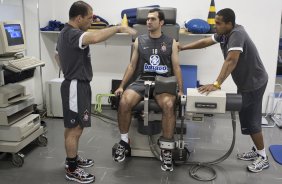 Os fisioterapeutas Jos Fregnani(e) e Caio Mello orientam Danilo durante o treino do Corinthians realizado esta tarde no Parque So Jorge; O primeiro jogo do time ser um amistoso internacional dia 14 de janeiro, contra o Huracan, da Argentina, no Pacaembu