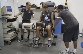 Os fisioterapeutas Jos Fregnani(e) e Caio Mello orientam Tcheco durante o treino do Corinthians realizado esta tarde no Parque So Jorge; O primeiro jogo do time ser um amistoso internacional dia 14 de janeiro, contra o Huracan, da Argentina, no Pacaembu