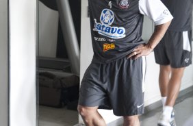 Roberto Carlos durante o treino do Corinthians realizado esta manh no Parque So Jorge; O primeiro jogo do time ser um amistoso internacional dia 14 de janeiro, contra o Huracan, da Argentina, no Pacaembu