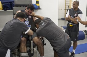 Roberto Carlos(d) observa Danilo durante o treino do Corinthians realizado esta tarde no Parque So Jorge; O primeiro jogo do time ser um amistoso internacional dia 14 de janeiro, contra o Huracan, da Argentina, no Pacaembu