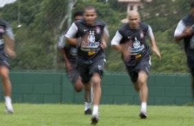 Dentinho e Alessandro durante o treino do Corinthians realizado esta manh no SPA Sport Resort, na cidade de Itu, interior de So Paulo; o prximo compromisso ser um amistoso internacional contra o Huracan, da Argentina, dia 14/01 no Pacaembu