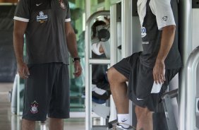 O fisioterapeuta Bruno Mazziotti e Ronaldo durante o treino do Corinthians realizado esta manh no SPA Sport Resort, na cidade de Itu, interior de So Paulo; o prximo compromisso ser um amistoso internacional contra o Huracan, da Argentina, dia 14/01 no Pacaembu;