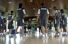 O preparador fsico Walmir Cruz fala com o grupo de jogadores durante o treino do Corinthians realizado esta manh no SPA Sport Resort, na cidade de Itu, interior de So Paulo; o prximo compromisso ser um amistoso internacional contra o Huracan, da Argentina, dia 14/01 no Pacaembu;