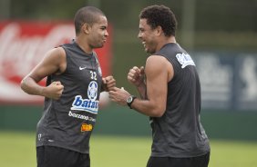 Dentinho e Ronaldo durante o treino do Corinthians realizado esta manh no SPA Sport Resort, na cidade de Itu, interior de So Paulo; o prximo compromisso ser um amistoso internacional contra o Huracan, da Argentina, dia 14/01 no Pacaembu