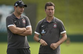 O auxiliar de preparao fisica, Luis Claudio Lula da Silva, o 'Lulinha' e Walmir Cruz, preparador fisico, durante o treino do Corinthians realizado esta manh no SPA Sport Resort, na cidade de Itu, interior de So Paulo; o prximo compromisso ser um amistoso internacional contra o Huracan, da Argentina, dia 14/01 no Pacaembu