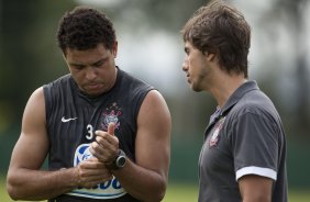 Ronaldo conversa com o fisiologista Daniel Portella durante o treino do Corinthians realizado esta manh no SPA Sport Resort, na cidade de Itu, interior de So Paulo; o prximo compromisso ser um amistoso internacional contra o Huracan, da Argentina, dia 14/01 no Pacaembu