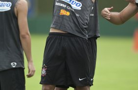 Souza brinca Dentinho durante o treino do Corinthians realizado esta manh no SPA Sport Resort, na cidade de Itu, interior de So Paulo; o prximo compromisso ser um amistoso internacional contra o Huracan, da Argentina, dia 14/01 no Pacaembu