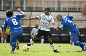 CORINTHIANS/SP X HURACAN/BUENOS AIRES- Alan Sanchez(8); Marcelinho Carioca e Chivilo em um lance do jogo amistoso internacional realizado esta tarde no estdio do Pacaembu, para apresentacao dos novos contratados, e tambem, como despedida de Marcelinho Carioca das suas atividades como jogador profissional