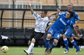 CORINTHIANS/SP X HURACAN/BUENOS AIRES- Defederico e Alan Sanchez em um lance do jogo amistoso internacional realizado esta tarde no estdio do Pacaembu, para apresentacao dos novos contratados, e tambem, como despedida de Marcelinho Carioca das suas atividades como jogador profissional