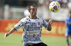 CORINTHIANS/SP X HURACAN/BUENOS AIRES- Defederico em um lance do jogo amistoso internacional realizado esta tarde no estdio do Pacaembu, para apresentacao dos novos contratados, e tambem, como despedida de Marcelinho Carioca das suas atividades como jogador profissional