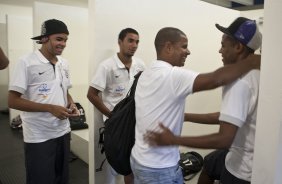 CORINTHIANS/SP X HURACAN/BUENOS AIRES- Dentinho; Boquita observam Marcelinho Carioca cumprimentar Elias nos vestirios antes do jogo amistoso internacional realizado esta tarde no estdio do Pacaembu, para apresentacao dos novos contratados, e tambem, como despedida de Marcelinho Carioca das suas atividades como jogador profissional