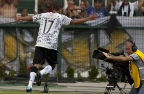 CORINTHIANS/SP X HURACAN/BUENOS AIRES- Dentinho comemora seu gol o terceiro do Corinthians em um lance do jogo amistoso internacional realizado esta tarde no estdio do Pacaembu, para apresentacao dos novos contratados, e tambem, como despedida de Marcelinho Carioca das suas atividades como jogador profissional