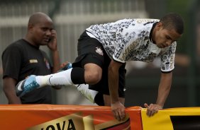 CORINTHIANS/SP X HURACAN/BUENOS AIRES- Dentinho comemora seu gol o terceiro do Corinthians em um lance do jogo amistoso internacional realizado esta tarde no estdio do Pacaembu, para apresentacao dos novos contratados, e tambem, como despedida de Marcelinho Carioca das suas atividades como jogador profissional