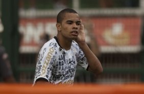 CORINTHIANS/SP X HURACAN/BUENOS AIRES- Dentinho comemora seu gol o terceiro do Corinthians em um lance do jogo amistoso internacional realizado esta tarde no estdio do Pacaembu, para apresentacao dos novos contratados, e tambem, como despedida de Marcelinho Carioca das suas atividades como jogador profissional