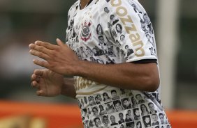 CORINTHIANS/SP X HURACAN/BUENOS AIRES- Dentinho comemora seu gol o terceiro do Corinthians em um lance do jogo amistoso internacional realizado esta tarde no estdio do Pacaembu, para apresentacao dos novos contratados, e tambem, como despedida de Marcelinho Carioca das suas atividades como jogador profissional