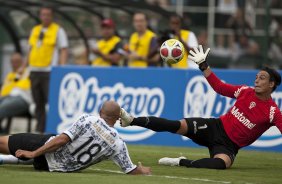 CORINTHIANS/SP X HURACAN/BUENOS AIRES- Edno chuta e o goleiro Calvino segura em um lance do jogo amistoso internacional realizado esta tarde no estdio do Pacaembu, para apresentacao dos novos contratados, e tambem, como despedida de Marcelinho Carioca das suas atividades como jogador profissional